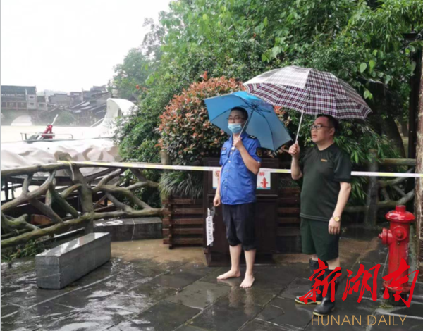 执法队员在古城雨中坚持执勤