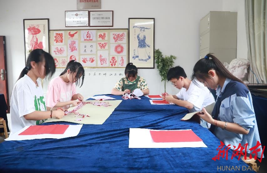 我们的节日·端午|桃江三官桥中学：“巧手”传民俗“剪纸”过端午