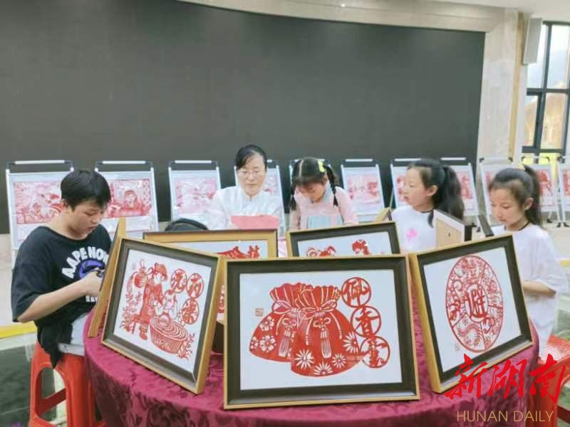 剪纸、射五毒、佩香囊……新邵白水洞景区国潮端午很有趣