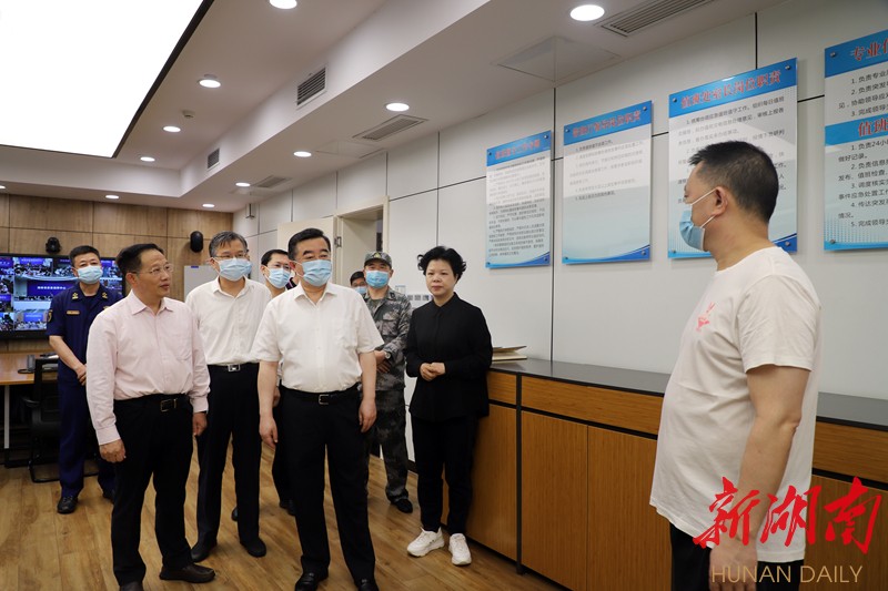 张庆伟在省应急指挥中心调度部署防汛救灾工作:扎实做好保河湖安澜保人民群众安全工作 在防汛减灾救灾重大考验中扛得住守得牢