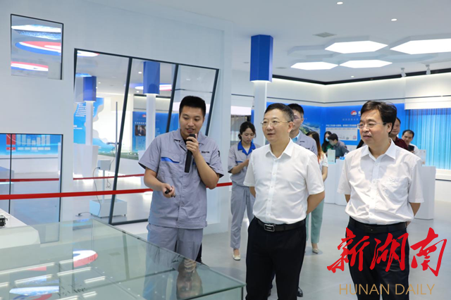 怀化学院党委书记王刚,党委副书记、校长董正宇参观东旭集团怀化基地。(卓东 摄) 怀化学院党委书记王刚,党委副书记、校长董正宇参观东旭集团怀化基地。(卓东 摄)