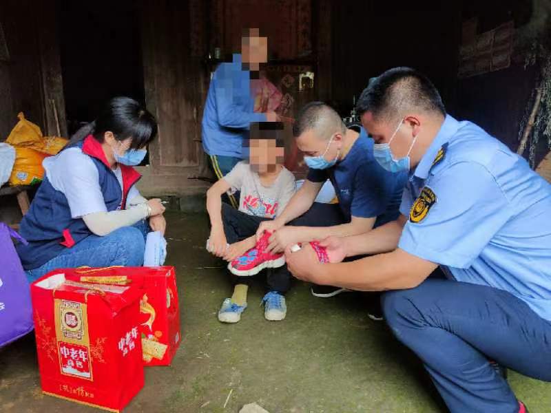 洪江市：禁毒宣传月走进农村 为涉毒贫困儿童送上关怀