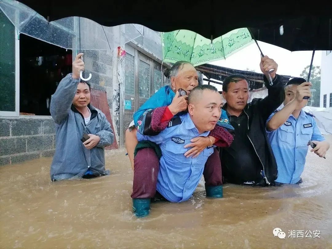 湖南：警徽在暴雨洪水中熠熠闪光