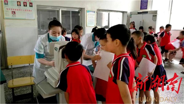 怀化市卫健系统捐赠学习用品 助力乡村教育