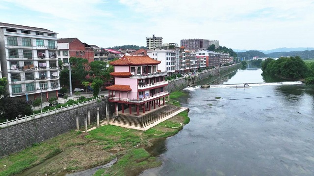 双峰县依法拆除一处妨碍河道行洪建筑