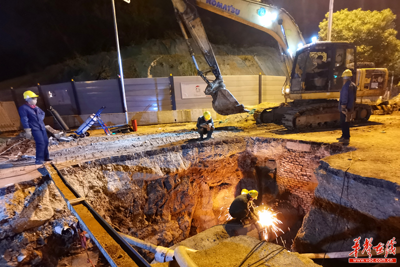 争分夺秒通宵作业 直击长沙地铁7号线自来水管线迁改施工