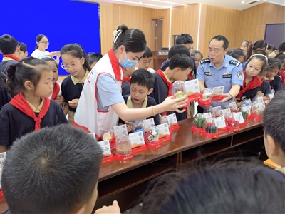 常德市强戒所四级高级警长易泽龙教小学生们辩识毒品