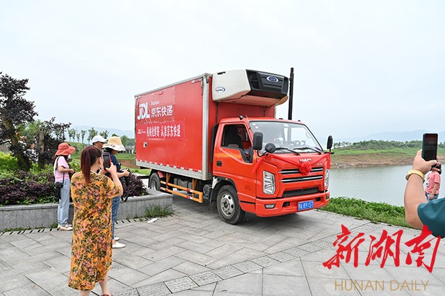 杨梅通过电商走向全国。 杨梅通过电商走向全国。