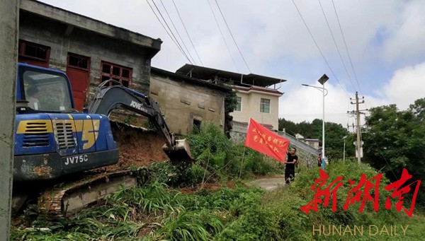 落潮井镇铜岩村干部与贵州省正大镇党员同志共同参与救灾活动。