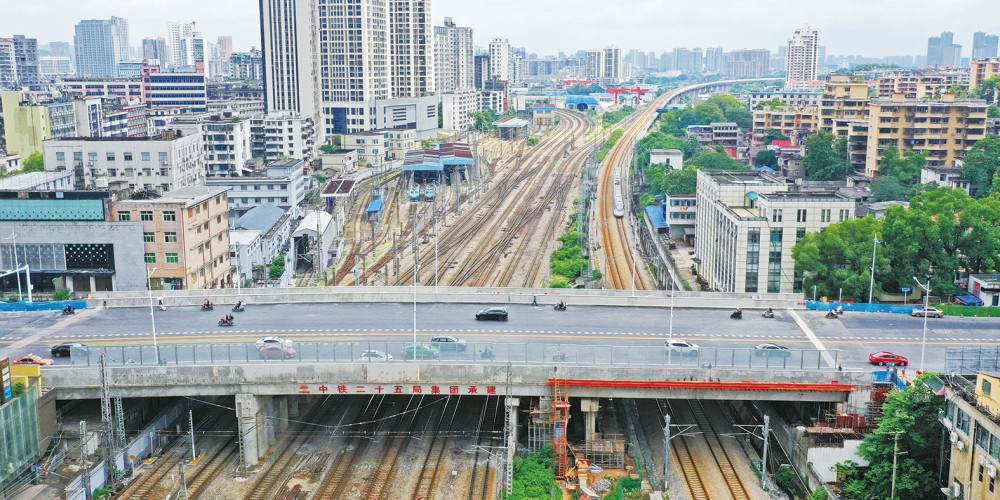 飞跨9条铁路股道 株洲新华桥通车