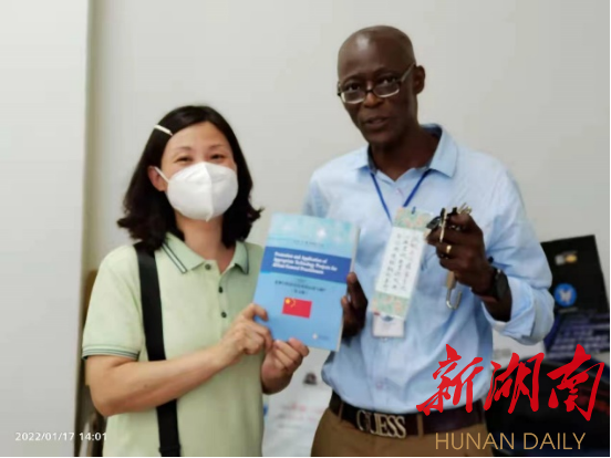 图为第23批援塞拉利昂医疗队队长周曦向中塞友好医院塞方院长捐书
