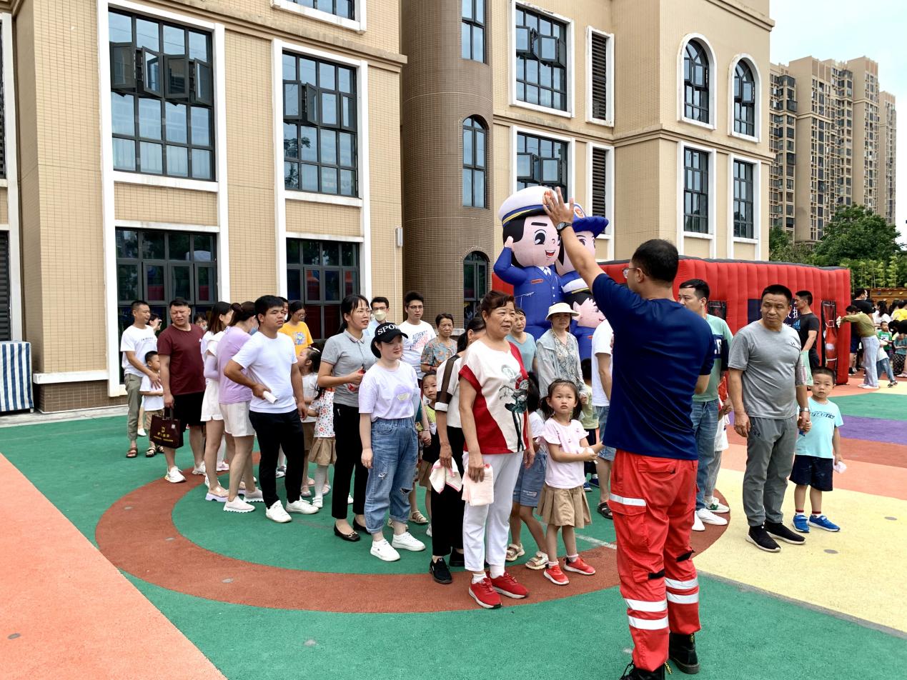 大手牵小手，安全伴我行——长沙县星沙街道百熙幼儿园亲子消防演练活动