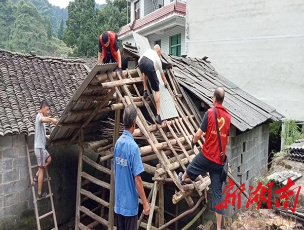 万隆村组织村民拆除闲置空心房