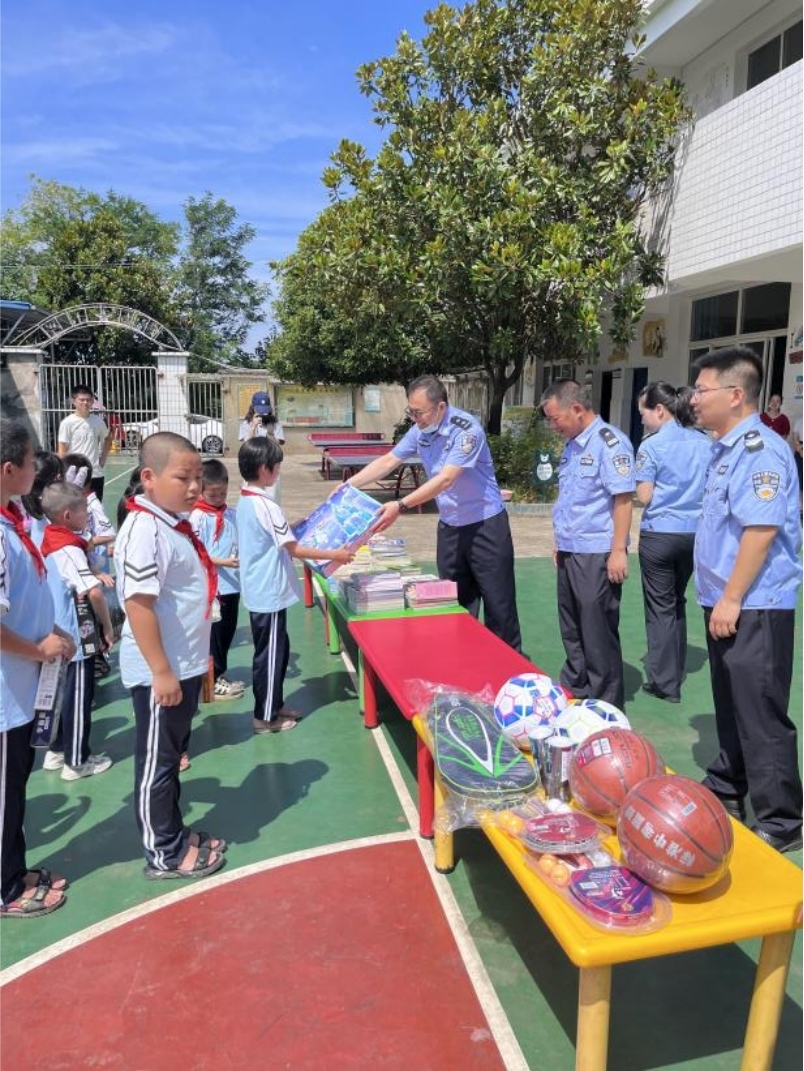 长沙县公安局刑警大队赴高桥镇凤山小学开展点亮微心愿公益活动