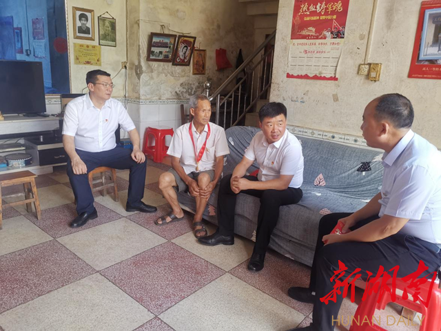 麻阳县委书记江涛，县委常委、组织部部长向艳平走访慰问老党员