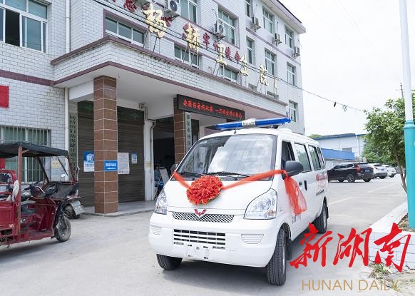 爱心企业向邵东乡镇卫生院捐赠救护车