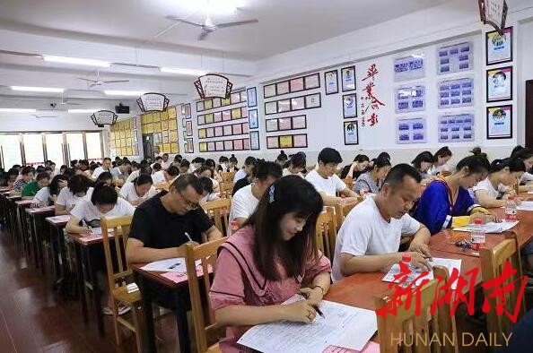 章华学校举行首届教师业务理论考试