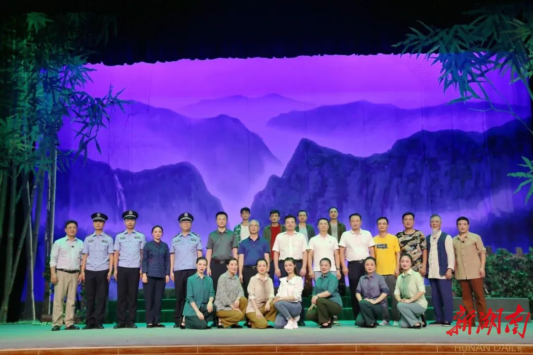 安仁大型现代花鼓戏《血与泪的呼唤》成功首演