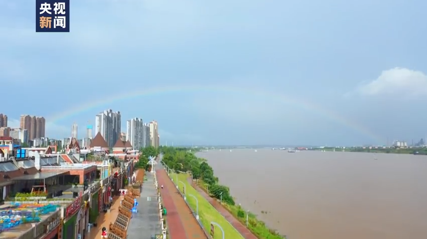 超美！巨大双彩虹横跨湘江