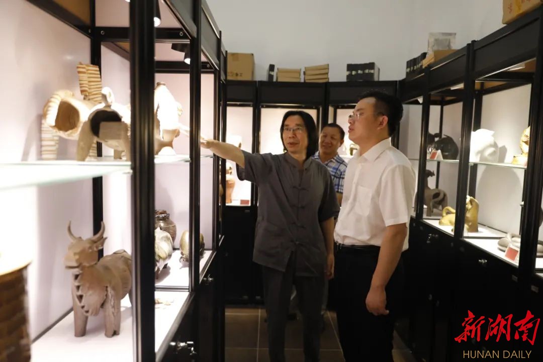 王洪灿调研文化艺术工作