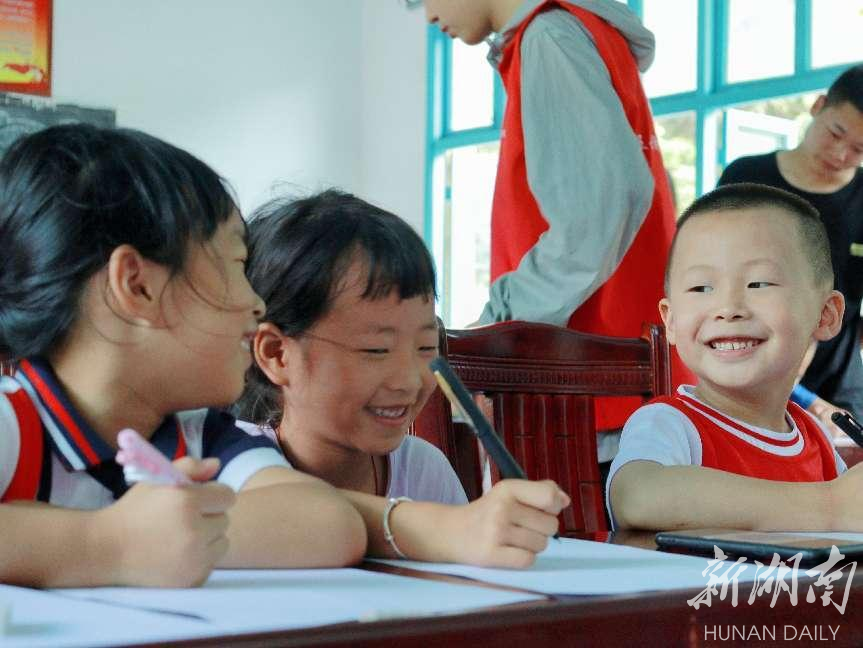 湖南工程学院：设计下乡助力乡村振兴 美育课堂浸润儿童心灵