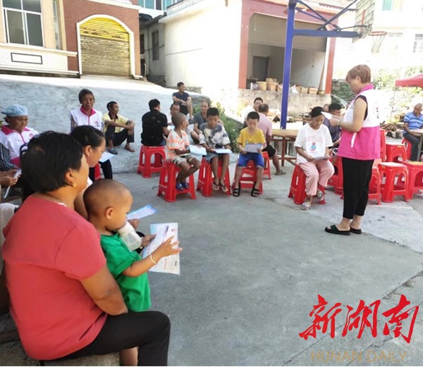  志愿者在瓦坪村宣讲暑期安全防范知识