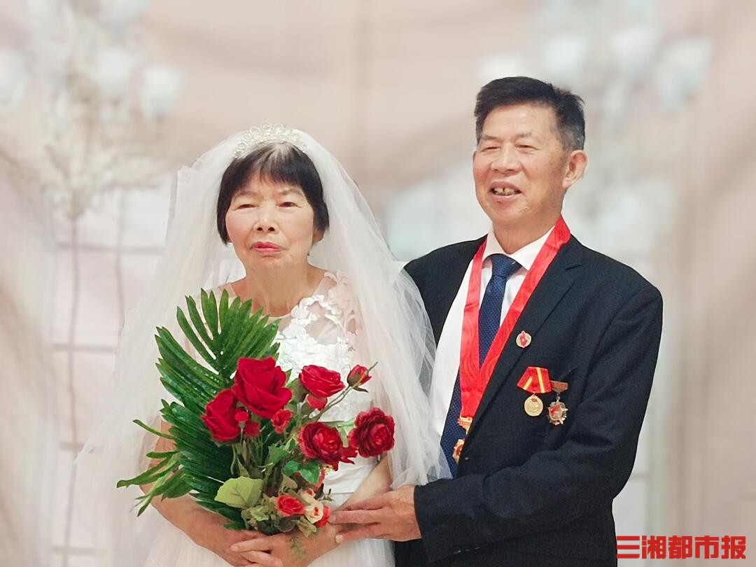 湖南摄影师为1万对夫妻圆婚纱梦