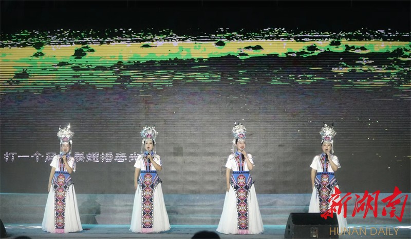 歌声响彻酉水河畔——保靖首八峒土家山歌会现场速写