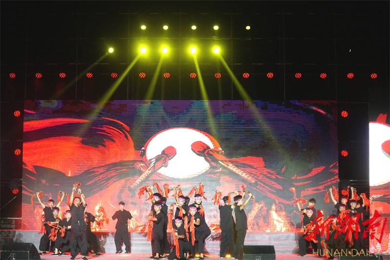 歌声响彻酉水河畔——保靖首八峒土家山歌会现场速写