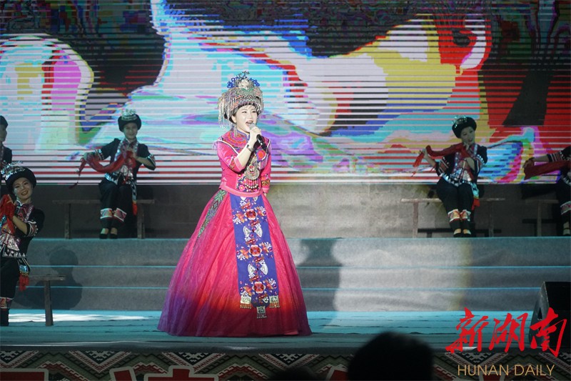 歌声响彻酉水河畔——保靖首八峒土家山歌会现场速写