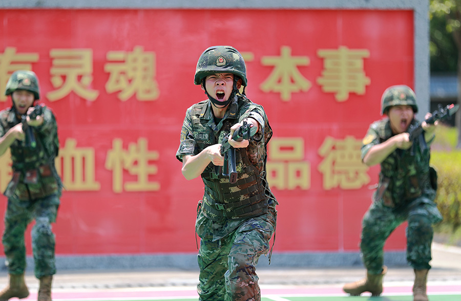 酷暑练兵迎“八一”