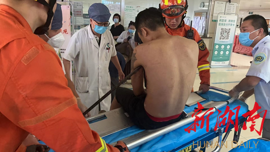 (全长约1.5米的撬棍从腋下部分插入身体) (全长约1.5米的撬棍从腋下部分插入身体)