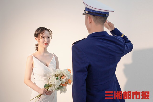 湖南消防员七夕前浪漫求婚，女友：每次见面他都会准备一束花