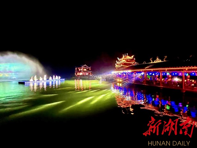 通道:獨巖民俗風情園“水幕秀”上演 精彩不容錯過