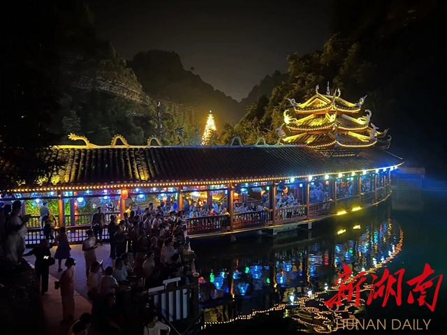 通道:獨巖民俗風情園“水幕秀”上演 精彩不容錯過