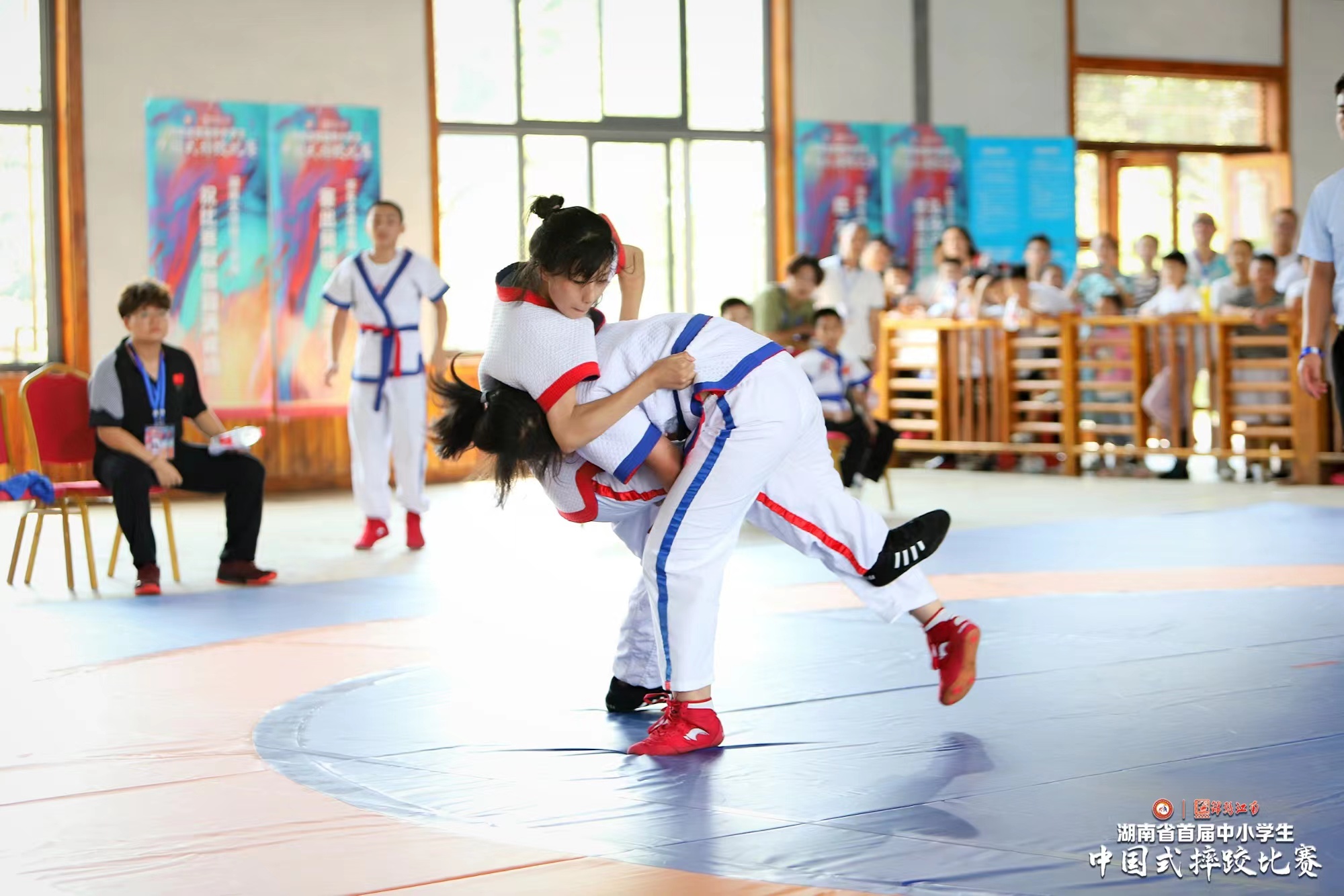 激情“开摔”！省首届中小学生中国式摔跤比赛举行