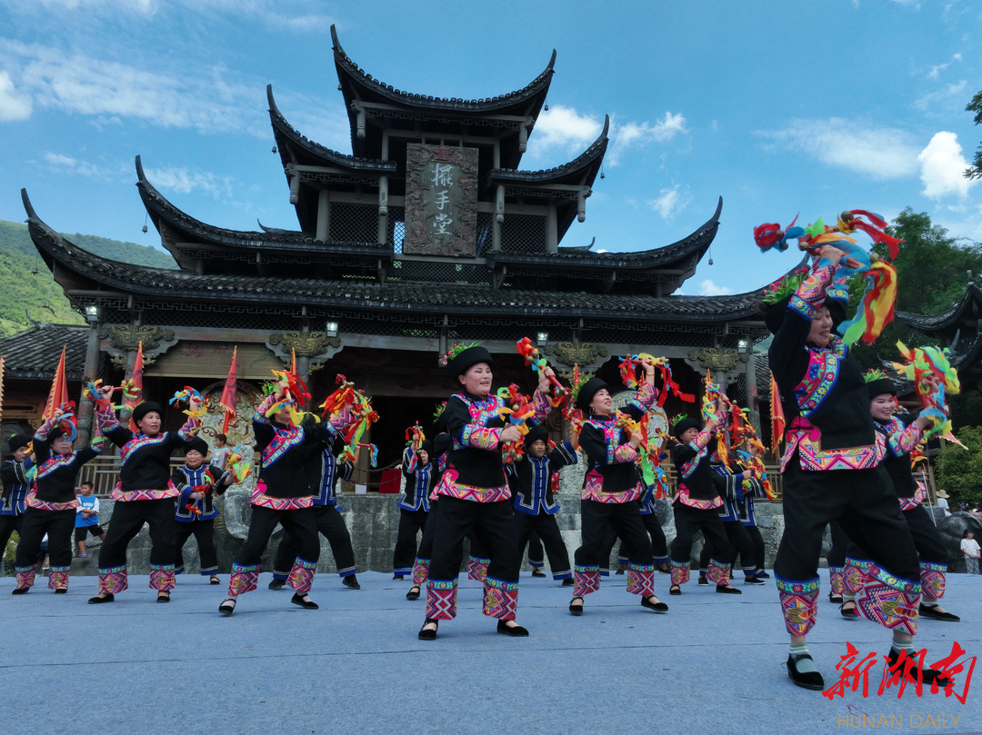 新湖南新闻客户端>湘西>土家族舍巴日是土家族歌舞酬神的传统节庆活动