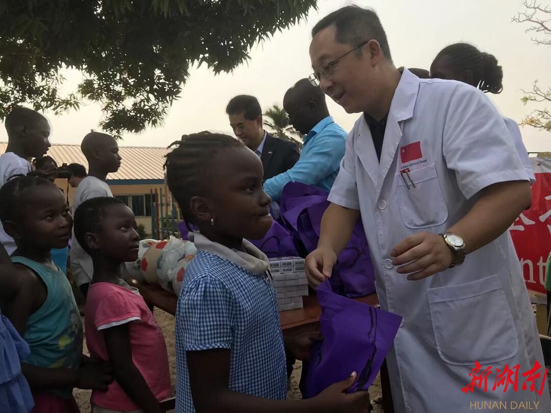 图为梁力晖主任援非期间在当地义诊。 图为梁力晖主任援非期间在当地义诊。
