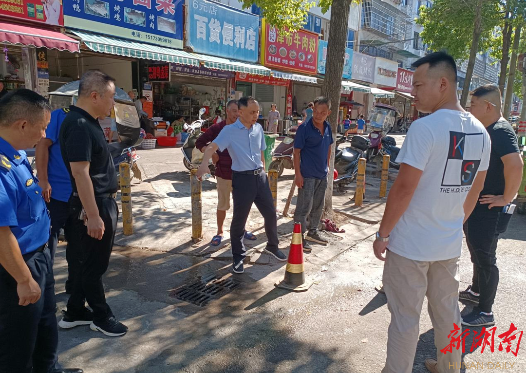 君山區城管局開展“馬路辦公”，多舉措并行為城市街區“舒筋活絡”