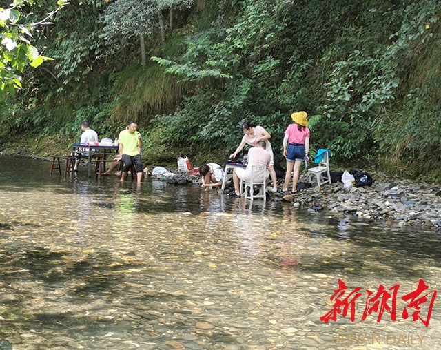 溪水中，享清涼，找童年——游中方縣新建鎮康龍村