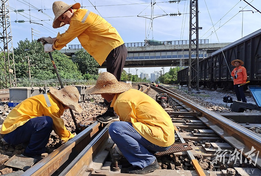 8月16日8时许，中国铁路广州局集团有限公司长沙电务段、长沙工务段职工