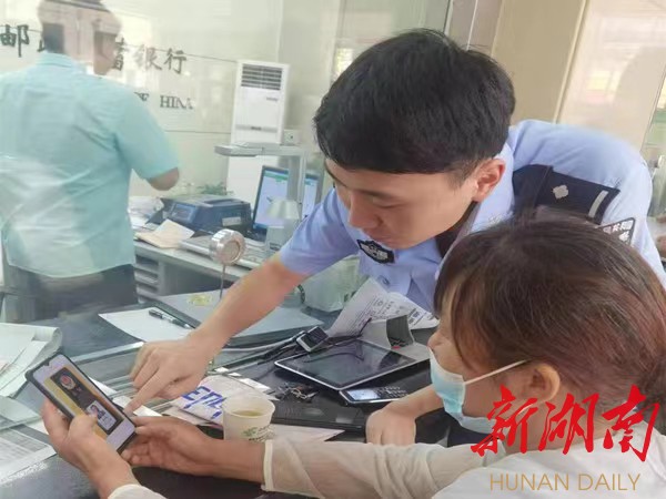  民警当面向丁女士介绍电信诈骗犯罪分子的套路。 禹趣 摄