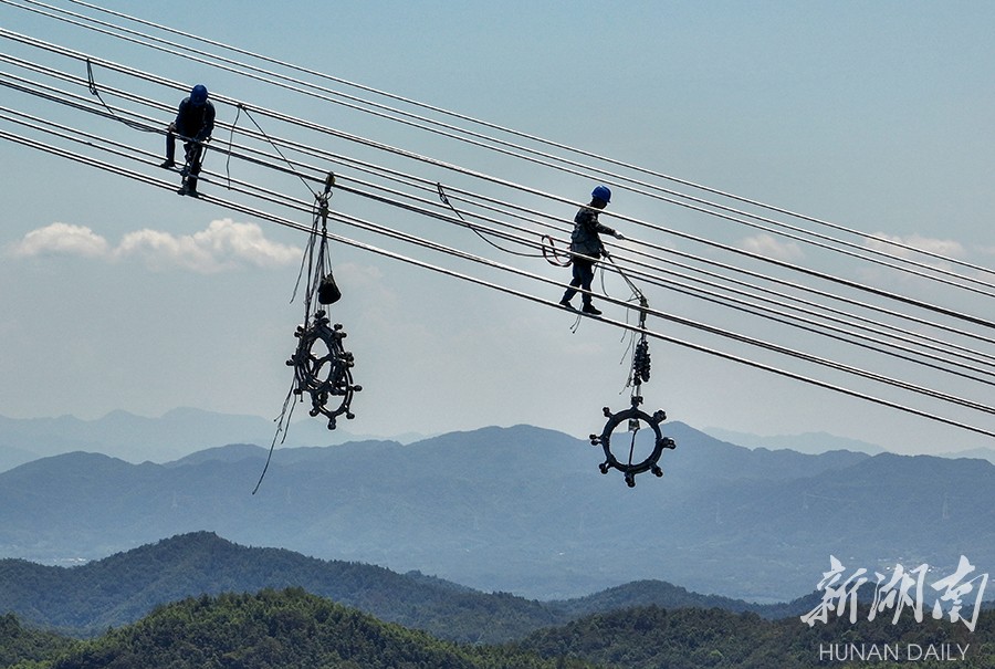 塔肯科技 18年高空走线1200公里80米高空检修电网如履平地,工匠精神练就电网特种兵