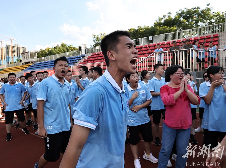 挥洒青春的你好美——长沙市周南中学新生军训掠影-新湖南