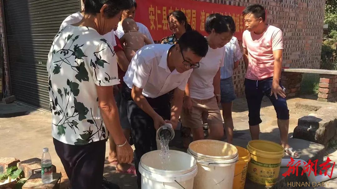 渡口乡：抗旱救灾，党员送来解渴水