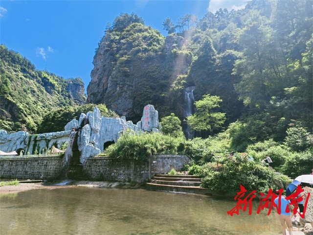 白水洞风景名胜区位于新邵县严塘镇白水村境内,是国家级风景名胜区