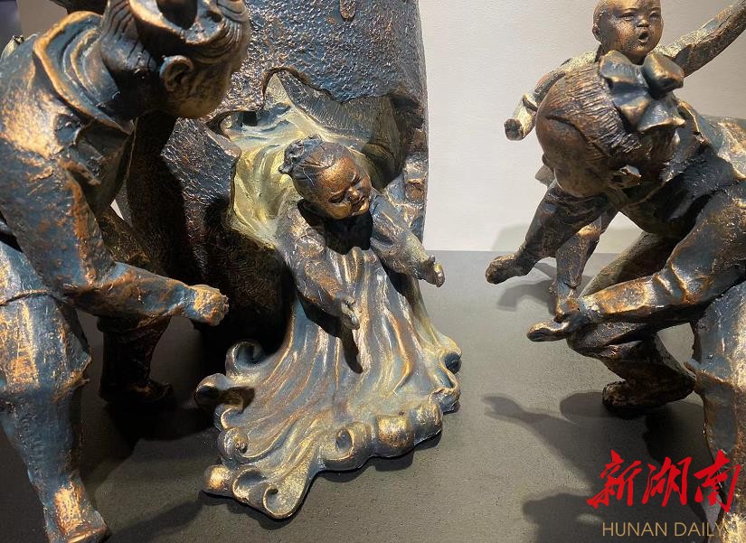 邵阳籍艺术家吴人豪父子向家乡捐赠一批雕塑及书画作品