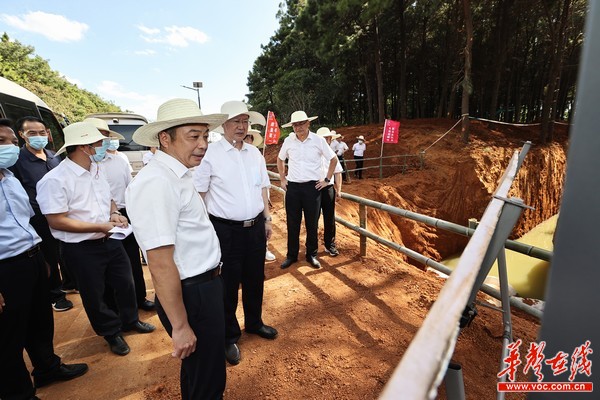 致敬高温下的坚守 毛伟明等省政府领导看望慰问高温一线劳动者