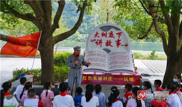 大树底下讲红色故事(胡浩 摄) 大树底下讲红色故事(胡浩 摄)