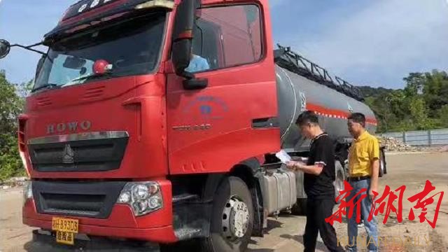  益阳市道路运输服务中心对湖南银达物流有限公司危货运输车进行安全检查 汤超 摄